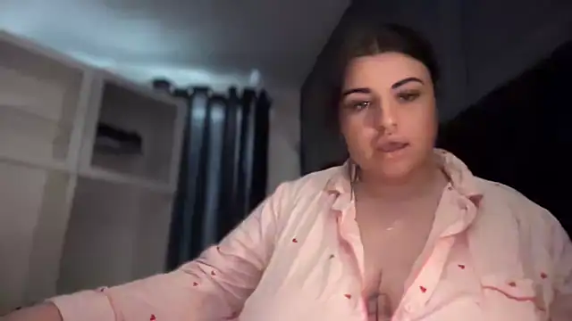 Snapshot of curvybabesx1 chatting on 09-21-25, 01:05 curvybabesx1 online show from 09-21-25, 01:05