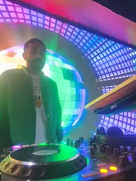 Snapshot of djtimka chatting on 10-12-25, 06:31 djtimka online show from 10-12-25, 06:31