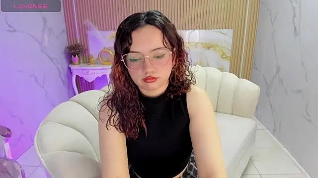 Snapshot of violet_sub chatting on 10-21-25, 01:32 violet sub online show from 10-21-25, 01:32