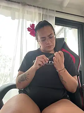 Emily Russo  online show from 02-02-25, 09:23