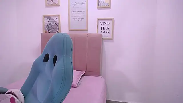 Snapshot of _18alice chatting on 02-26-25, 02:41 18alice online show from 02-26-25, 02:41