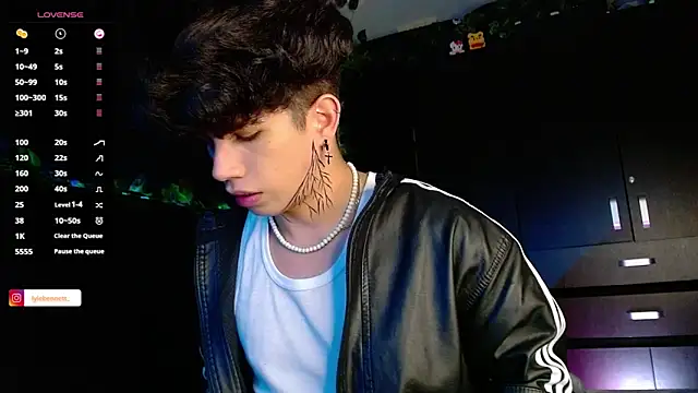 LyleBennett  online show from 12-19-24, 11:50