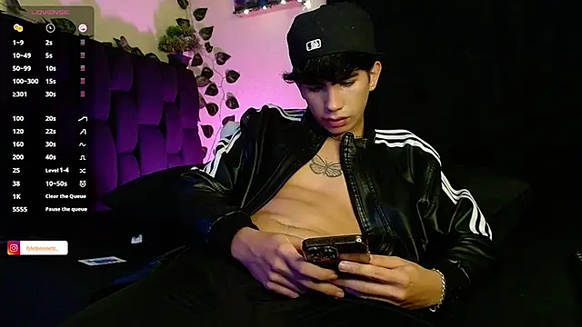 LyleBennett  online show from 02-03-25, 12:47