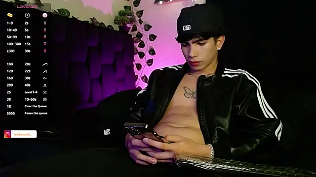 LyleBennett  online show from 02-03-25, 09:41