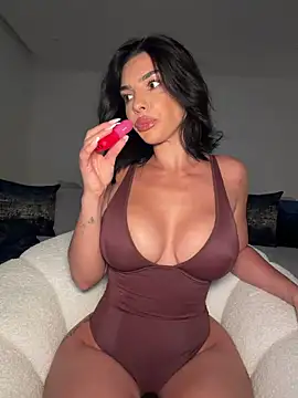 krissiswrld- online show from 05-05-26, 06:22