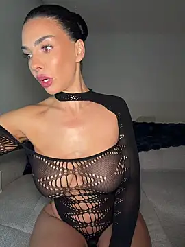 krissiswrld- online show from 04-07-26, 06:32