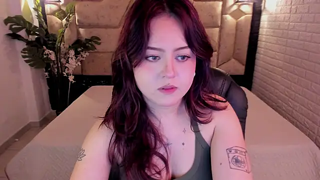 Snapshot of crimson_tati_ chatting on 05-16-26, 04:22 crimson tati online show from 05-16-26, 04:22