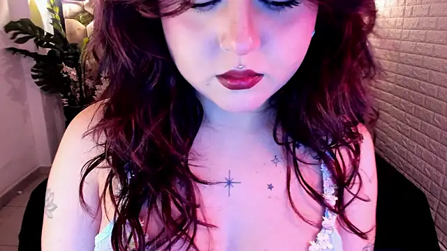 Snapshot of crimson_tati_ chatting on 05-13-26, 04:41 crimson tati online show from 05-13-26, 04:41