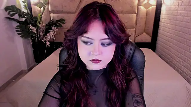 Snapshot of crimson_tati_ chatting on 05-15-26, 04:54 crimson tati online show from 05-15-26, 04:54
