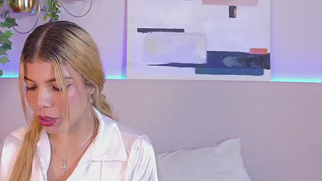 Snapshot of MiaOconner chatting on 02-08-25, 01:33 MiaOconner online show from 02-08-25, 01:33