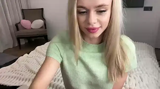 Snapshot of little_fox_alisa chatting on 03-08-25, 12:22 little fox alisa online show from 03-08-25, 12:22