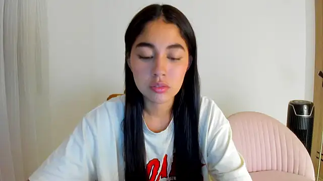 Snapshot of AriaMontgomery chatting on 06-16-26, 05:18 AriaMontgomery online show from 06-16-26, 05:18