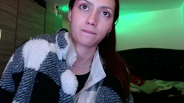 Snapshot of holy_juli chatting on 06-10-26, 03:41 holy juli online show from 06-10-26, 03:41