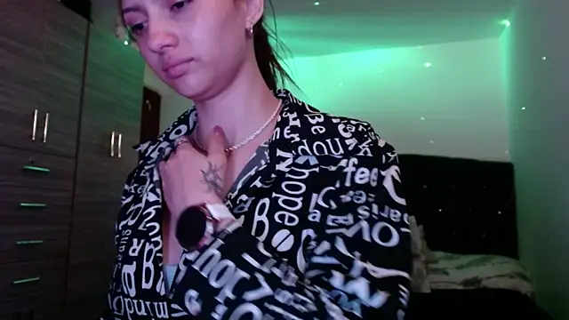 Snapshot of holy_juli chatting on 06-11-26, 04:20 holy juli online show from 06-11-26, 04:20