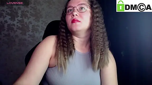 Snapshot of holy_michela chatting on 10-15-25, 06:33 holy michela online show from 10-15-25, 06:33