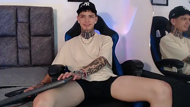 Snapshot of Dan_brownn chatting on 06-19-26, 02:39 Dan brownn online show from 06-19-26, 02:39