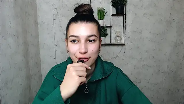 KarolinaRosse  online show from 03-08-25, 10:00