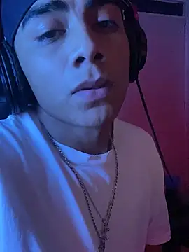 Snapshot of SkinnyHot444 chatting on 12-15-24, 01:22 SkinnyHot444 online show from 12-15-24, 01:22