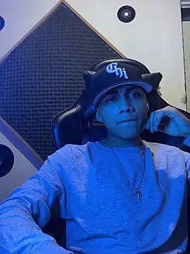 Snapshot of SkinnyHot444 chatting on 02-06-25, 08:39 SkinnyHot444 online show from 02-06-25, 08:39