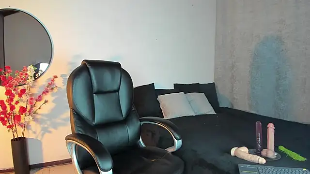 Snapshot of SaraMilf_69 chatting on 09-24-25, 01:39 SaraMilf 69 online show from 09-24-25, 01:39