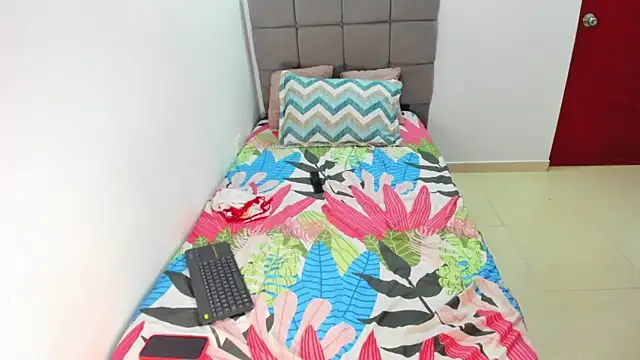 Snapshot of Miranda-brow chatting on 10-24-25, 02:43 Miranda-brow online show from 10-24-25, 02:43