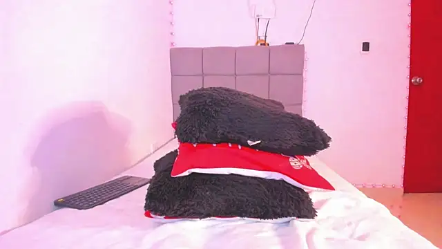 Snapshot of Miranda-brow chatting on 12-15-25, 04:29 Miranda-brow online show from 12-15-25, 04:29