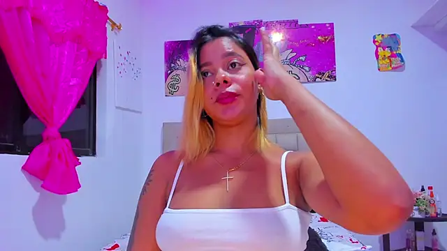 Snapshot of Miranda-brow chatting on 01-25-25, 01:10 Miranda-brow online show from 01-25-25, 01:10