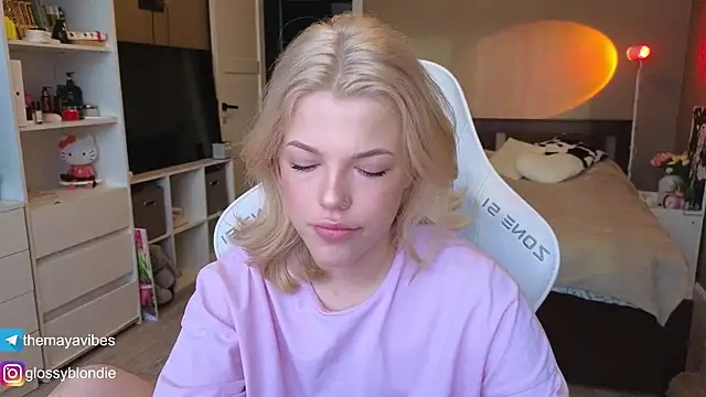 Snapshot of Maya_Rave chatting on 04-13-26, 04:16 Maya Rave online show from 04-13-26, 04:16