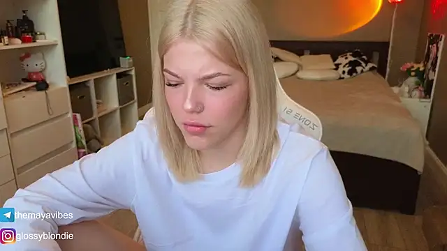 Snapshot of Maya_Rave chatting on 04-14-26, 03:22 Maya Rave online show from 04-14-26, 03:22