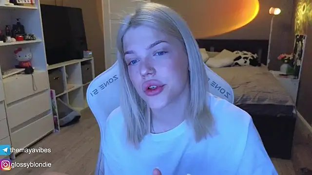 Snapshot of Maya_Rave chatting on 04-17-26, 03:53 Maya Rave online show from 04-17-26, 03:53