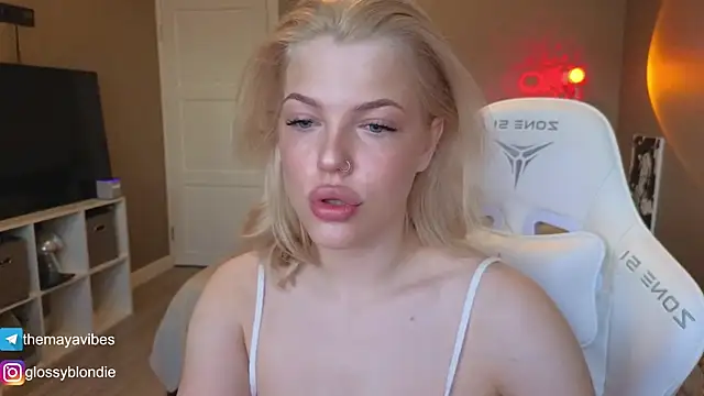 Snapshot of Maya_Rave chatting on 04-10-26, 03:24 Maya Rave online show from 04-10-26, 03:24