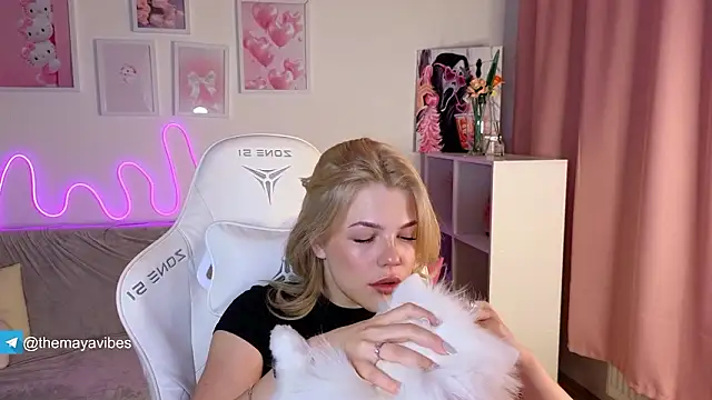 Snapshot of Maya_Rave chatting on 02-06-26, 03:13 Maya Rave online show from 02-06-26, 03:13