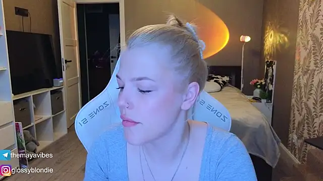 Snapshot of Maya_Rave chatting on 04-16-26, 03:51 Maya Rave online show from 04-16-26, 03:51