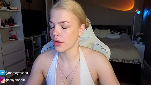 Snapshot of Maya_Rave chatting on 04-07-26, 03:19 Maya Rave online show from 04-07-26, 03:19