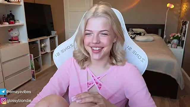 Snapshot of Maya_Rave chatting on 04-09-26, 03:30 Maya Rave online show from 04-09-26, 03:30