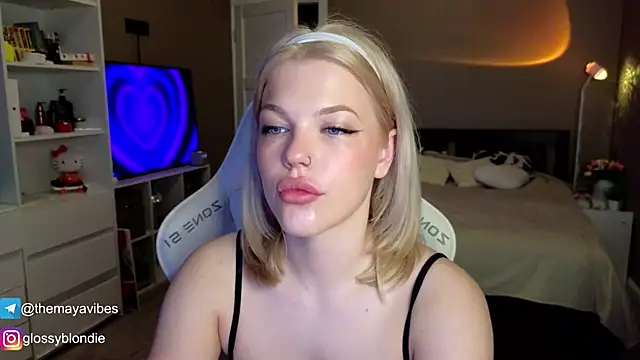 Snapshot of Maya_Rave chatting on 04-05-26, 03:35 Maya Rave online show from 04-05-26, 03:35