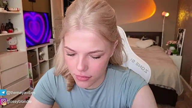 Snapshot of Maya_Rave chatting on 04-08-26, 03:41 Maya Rave online show from 04-08-26, 03:41