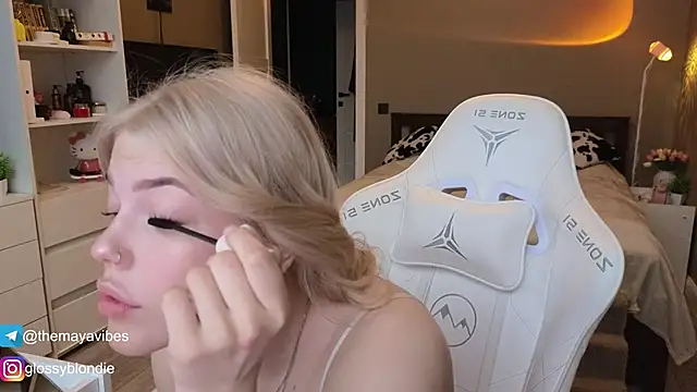 Snapshot of Maya_Rave chatting on 04-06-26, 04:08 Maya Rave online show from 04-06-26, 04:08