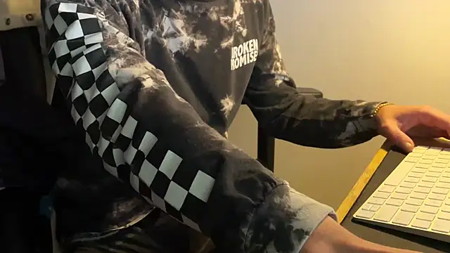 Snapshot of Dylansd chatting on 01-10-25, 09:44 Dylansd online show from 01-10-25, 09:44