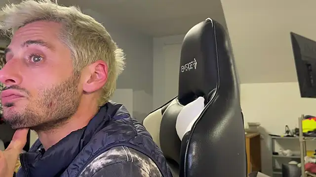 Snapshot of Dylansd chatting on 01-09-25, 04:52 Dylansd online show from 01-09-25, 04:52