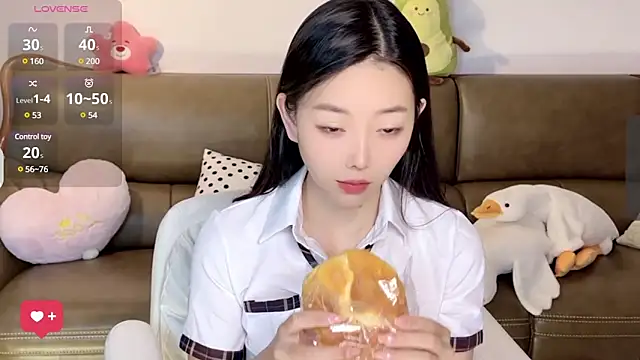 Snapshot of Yilin1999 chatting on 03-08-25, 01:03 Yilin1999 online show from 03-08-25, 01:03