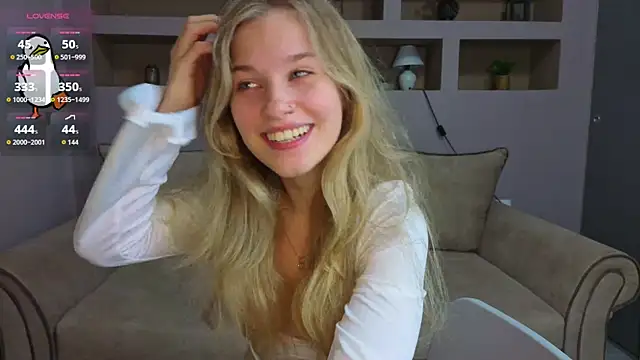 LinaCristonsen online show from 11-21-25, 04:17