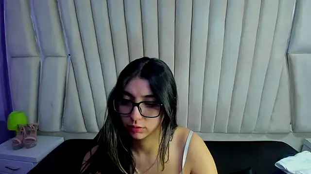 Lucy Anall  online show from 03-03-26, 11:34