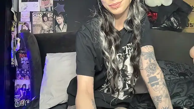 Snapshot of MissMidnightUK chatting on 06-15-26, 11:37 MissMidnightUK online show from 06-15-26, 11:37