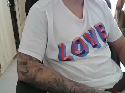 Snapshot of realityyshowww chatting on 10-14-25, 12:17 realityyshowww online show from 10-14-25, 12:17