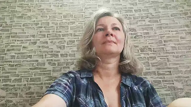 Snapshot of EdithManning chatting on 09-15-25, 05:19 EdithManning online show from 09-15-25, 05:19