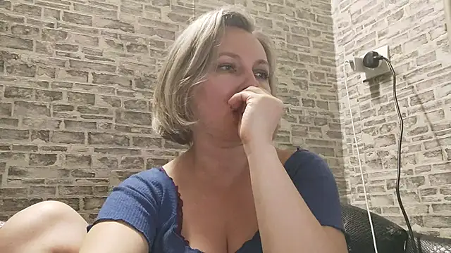Snapshot of EdithManning chatting on 02-17-25, 03:33 EdithManning online show from 02-17-25, 03:33
