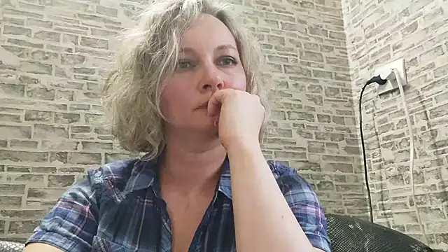 Snapshot of EdithManning chatting on 03-22-25, 02:47 EdithManning online show from 03-22-25, 02:47