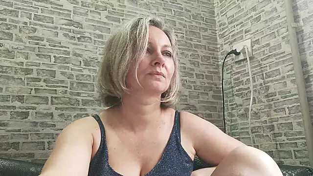 Snapshot of EdithManning chatting on 03-18-25, 09:34 EdithManning online show from 03-18-25, 09:34