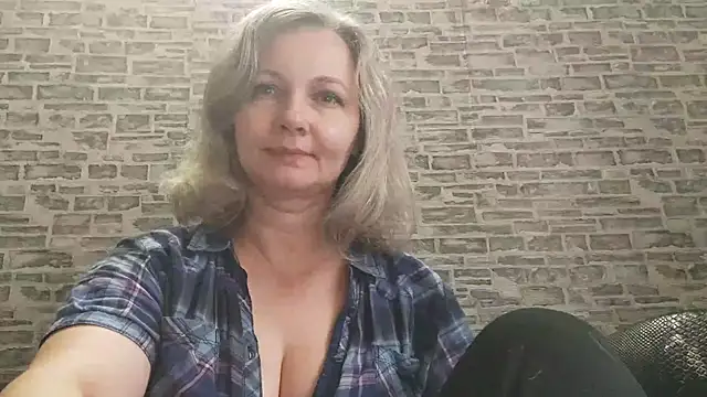 Snapshot of EdithManning chatting on 10-20-25, 05:31 EdithManning online show from 10-20-25, 05:31